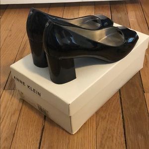 LIKE NEW! ANNE KLEIN open toe block heels